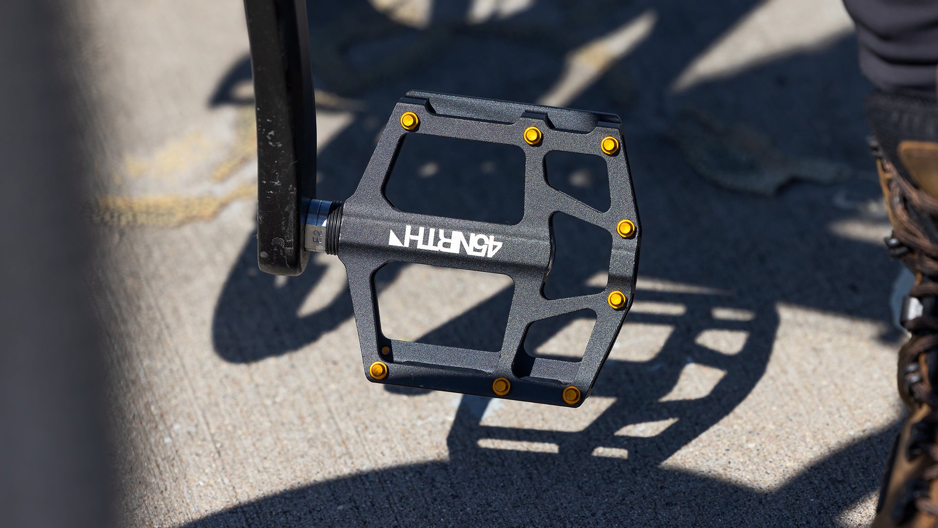 Close-up of 45RTH Heiruspecs Flat Pedal on bike